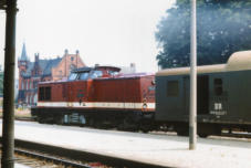 Bahnhof Gsten Bahnsteig 1 mit der 112.643-2 am 24.06.1989
